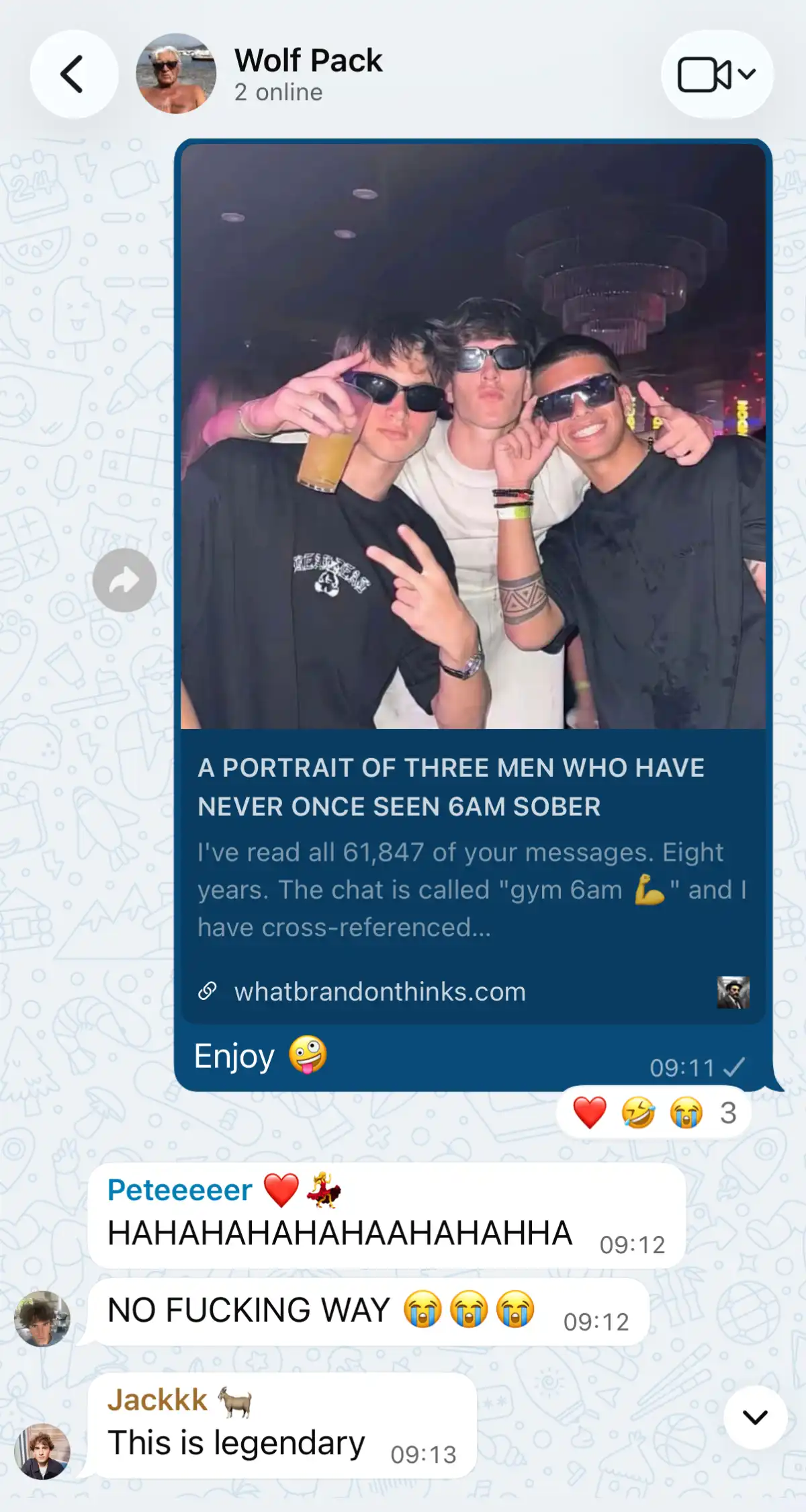 Eine riesige Jungs-Gruppe auf WhatsApp lacht sich kaputt, sobald der Report über den Gruppenchat landet.