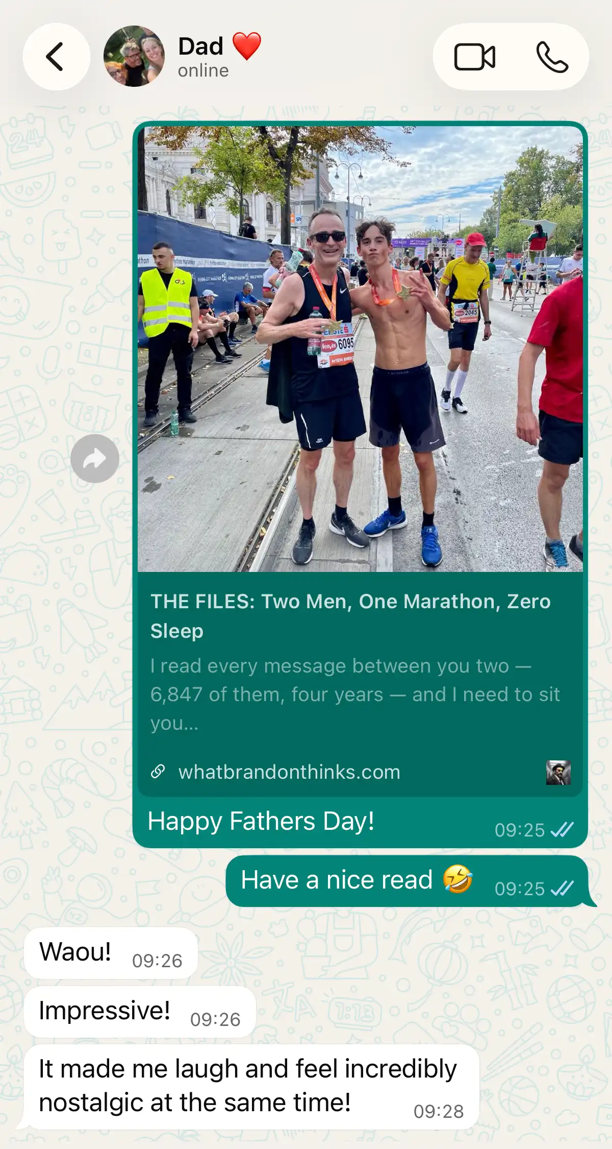 Vater und Sohn lachen sich auf WhatsApp schlapp, als der Report in ihrem Chat landet.