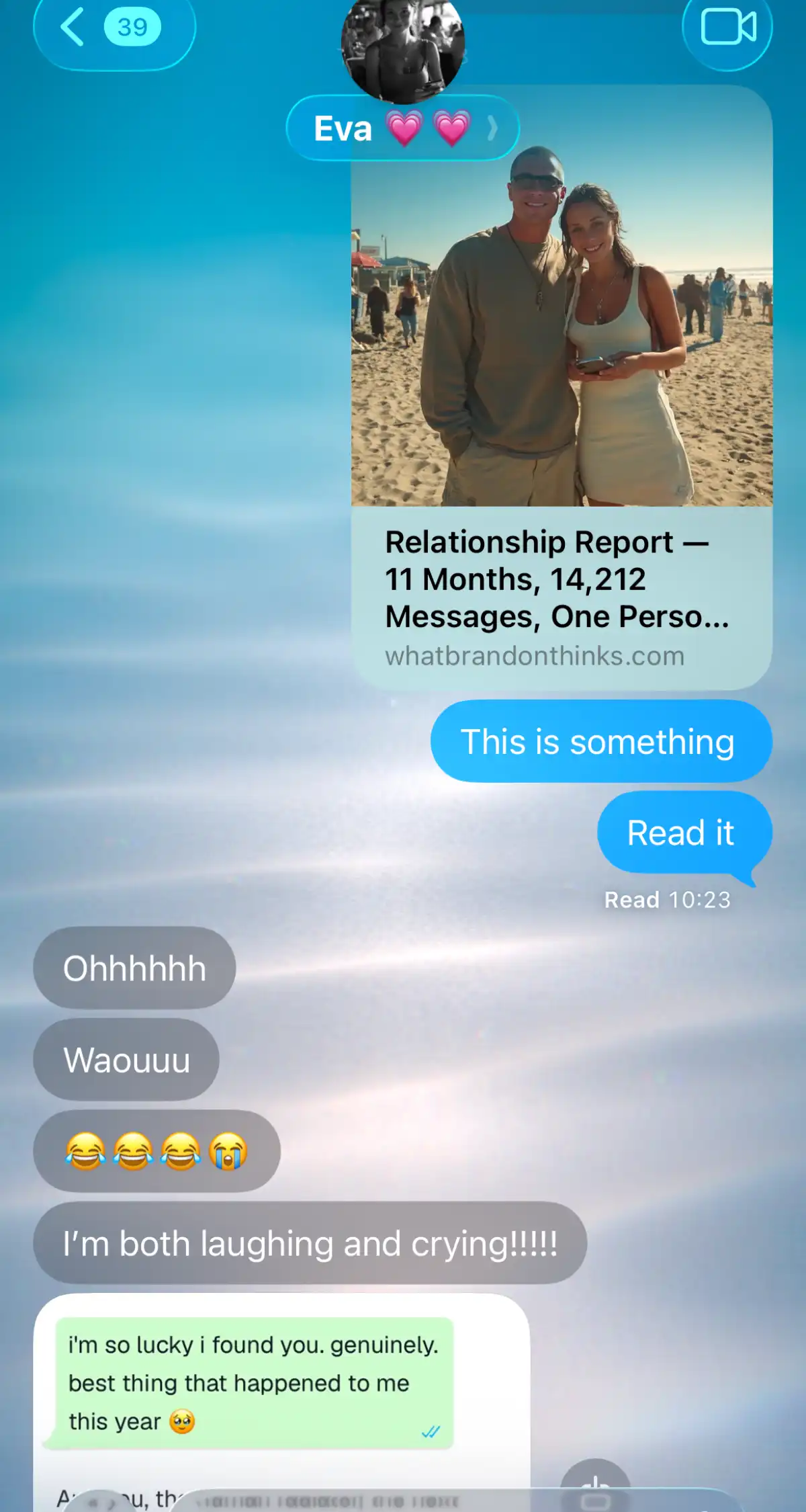 Ein Paar auf iMessage lacht und weint über den Beziehungs-Report, den eine Person gerade geschickt hat.