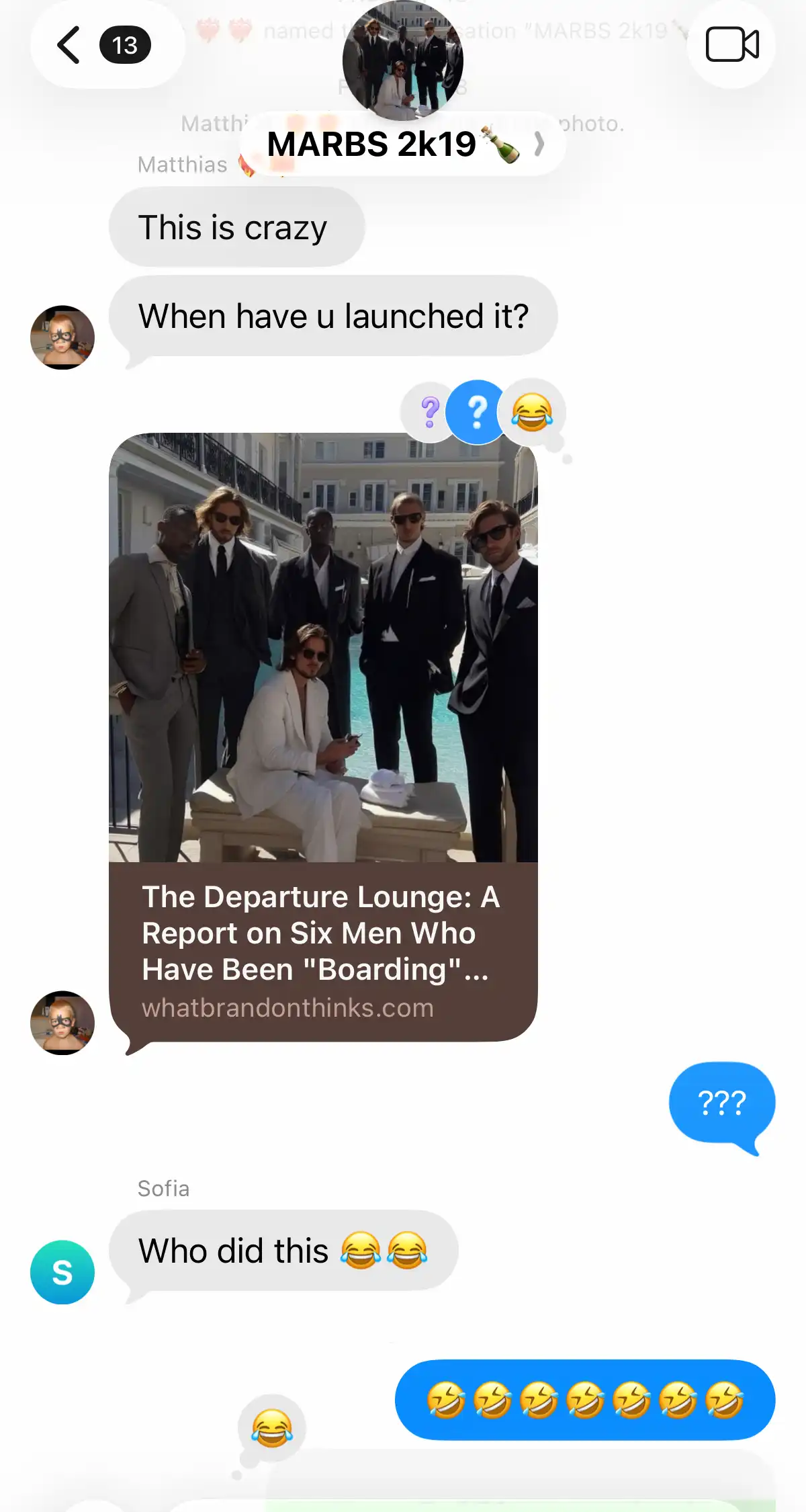Die iMessage-Gruppe vom Jungs-Trip explodiert, sobald der Report im Chat landet.